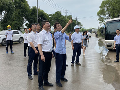 Bí thư Quận ủy Keqiao Shen Zhijiang và nhóm của ông đã đến dự án công nghệ cao Chengbang của Tập đoàn để điều tra và hướng dẫn